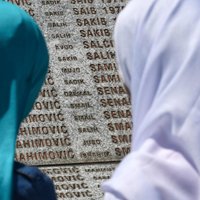 Serbijas tiesa pārtrauc Srebrenicas slaktiņa lietas izskatīšanu
