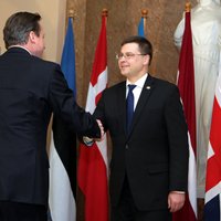 Dombrovskis: visticamāk, lēmums par Latvijas pievienošanos eirozonai būs pozitīvs