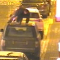Video: Piedzēries brits Vecrīgā rāpo pa svešas automašīnas jumtu