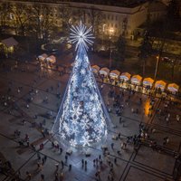 ФОТО. В Вильнюсе опять создали самую невероятную елку с 96 разными снежинками