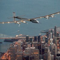 Krāšņi foto: Futūristiskā 'Solar Impulse 2' pāri okeānam sasniedz Sanfrancisko