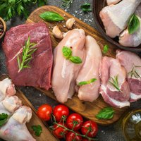 Литовская Maxima временно остановила торговлю сырым мясом