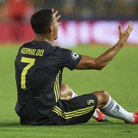 Ronaldu debija Čempionu līgā 'Juventus' kreklā beidzas ar sarkano kartīti