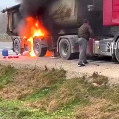 Video: Uz Bauskas šosejas kravas automobilim aizdedzies ritenis