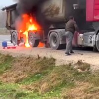 Video: Uz Bauskas šosejas kravas automobilim aizdedzies ritenis