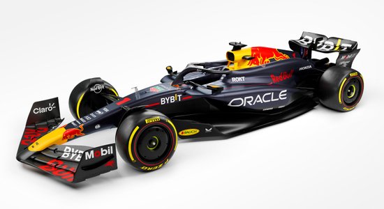 Foto: F-1 formulu prezentāciju finišs – arī čempionvienība 'Red Bull' parāda savu mašīnu