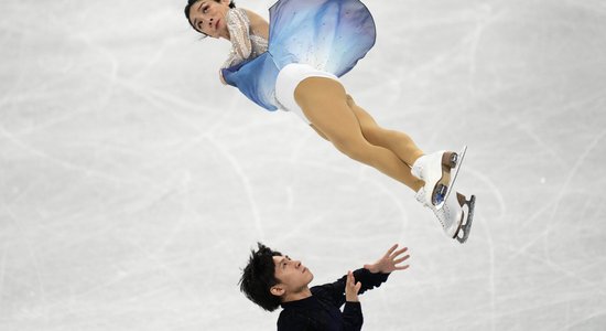 Daiļslidošanas pāru sacensībās Pekinas olimpiskajās spēlēs uzvar Ķīnas duets