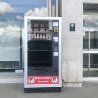 ФОТО: У входа в аэропорт "Рига" установлены автоматы по продаже масок