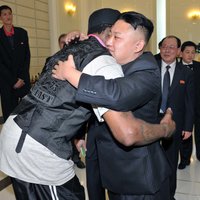 Basketbola zvaigzne Rodmens 'brāļojas' ar Ziemeļkorejas līderi