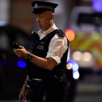 Nošaujot Londonas terorakta uzbrucējus, policistu raidīta lode trāpījusi galvā gājējam