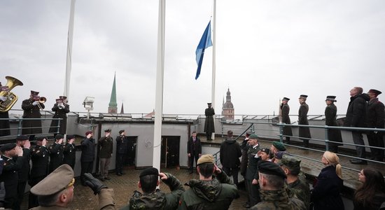 Foto: Latvijas dalībai NATO – 20. Rīgas pils tornī uzplīv alianses karogs 