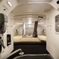 ФОТО: Маленькие спаленки над головой пассажиров, или Где во время перелета спят стюарды и стюардессы