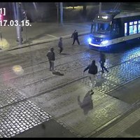 Pieci satrakojušies jaunieši Rīgas centrā spārda tramvaju