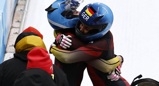 Pekinas olimpiskajās spēlēs dubultuzvara Vācijas sieviešu bobsleja divniekiem