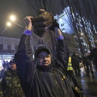 Foto: Kijevā demonstranti ar trosēm nogāž ļeņinekli