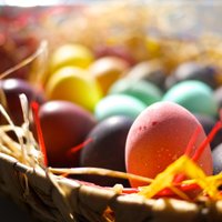 Lieldienas gaidot: Koši krāsotas olas, izmantojot dabas materiālus