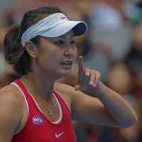 Теннисистка Пэн Шуай взяла назад свои слова о сексуальном насилии. Теперь с ней хочет встретиться МОК