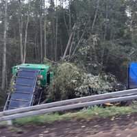 Uz Siguldas šosejas kravas automašīnai pārsprāgst riepa un tā iebrauc grāvī
