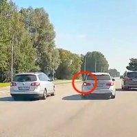 Video: Rumbulā apdzen vairākus auto un gandrīz taranē griezošos pa kreisi