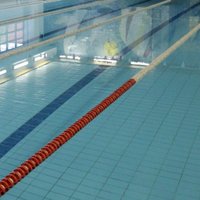 LTV7: Утонувший в бассейне в Вентспилсе мальчик мог находиться за спиной тренера