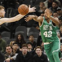 Bertāns gūst septiņus punktus 'Spurs' uzvarā pār NBA līderi 'Celtics'