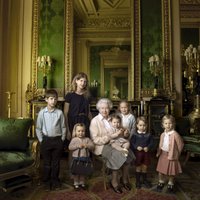 Lielbritānijas karalienes jubilejā publiskoti unikāli ģimenes foto