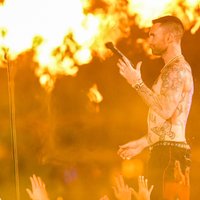 Uguņošana bez emocionālās kulminācijas. 'Maroon 5' izpelnās kritiku par uzstāšanos 'Super Bowl'