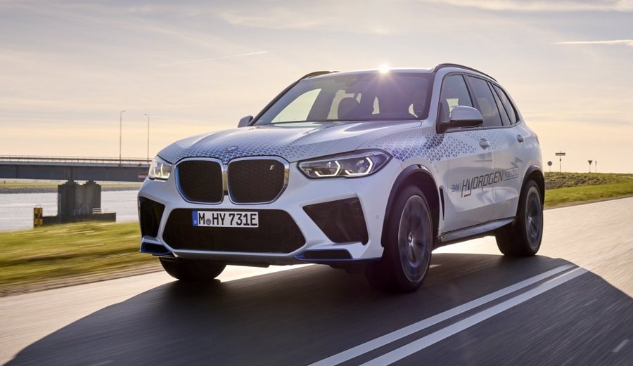 The initial vehicle utilizing hydrogen as its fuel, developed by BMW, has been unveiled.