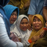 ФОТО, ВИДЕО: В Индонезии Boeing 737 упал в море: погибли 189 человек