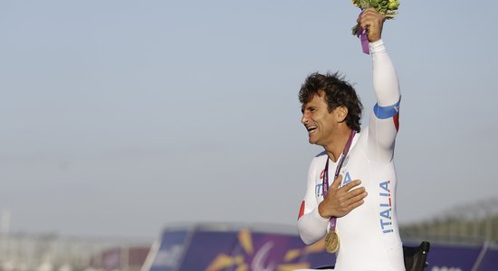 11 gadus pēc šausminošās avārijas Dzanardi kļūst par paralimpisko spēļu čempionu