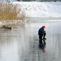 Снят запрет на пребывание на льду некоторых рижских водоемов