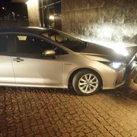 Nepilngadīgs iereibis jaunietis Liepājā nozog mašīnu un ietriecas ēkas sienā