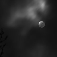 Foto: Virs Latvijas vērojams pats mazākais 2014. gada pilnmēness