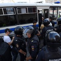 Maskavā opozīcijas protestos aizturēti vairāk nekā 1000 cilvēki