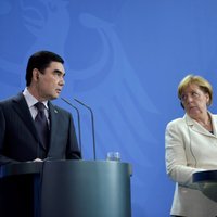 Президент Туркмении удивил Меркель заменой стакана с водой