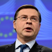 Lielbritānijas pārstāvis pamet ES finanšu komisāra amatu; to uzticēs Dombrovskim