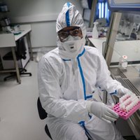 Meklējot koronavīrusa vakcīnu, zinātnieki dalīsies ar laboratorijā izaudzētu paraugu