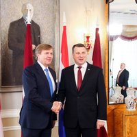 Nīderlandes karalim vizītes laikā Latvijā pasniegts Triju Zvaigžņu ordenis