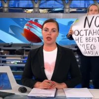 "Нет войне!" Редактор Первого канала ворвалась в прямой эфир с антивоенным плакатом