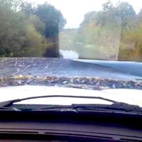 Video: Jestrais brauciens ar auto pa applūdošo ceļu gar Lubānas ezeru