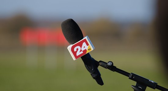 Neizslēgtas skaņas dēļ 'TV24' ēterā izskan raidījuma vadītāja neglaimojoši izteicieni par Andri Sprūdu