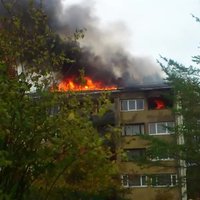 Degošo dzīvokli Siguldā dzēsuši 28 ugunsdzēsēji; cietušo nav