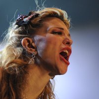 Kortnija Lova koncertē kailām krūtīm