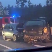 Video: Olaines pagastā uz šosejas divu auto frontālā sadursme; viens hospitalizētais