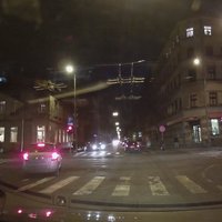 Video: Nekaunīgs autovadītājs Rīgā ignorē satiksmes noteikumus