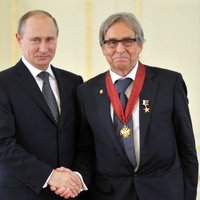 Путин награждал медалями героев труда и не пошел на демонстрацию