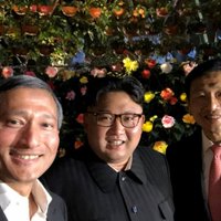 Ким Чен Ын прогулялся по Сингапуру и сделал селфи с чиновниками