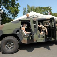 В Латвии для армейских машин введут особые черные номерные знаки