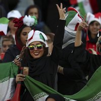 Foto: Irāņu sievietēm pirmo reizi kopš Islāma revolūcijas atļauts publiski skatīties futbolu
