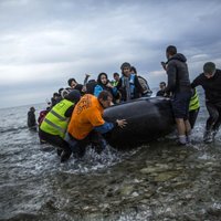 Stoltenbergs: NATO kuģu izglābtie imigranti tiks nogādāti atpakaļ Turcijā